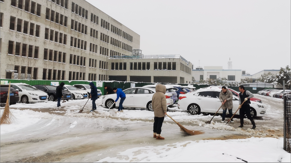 雪绽琼花日 扫雪暖心时丨冠亚网_冠亚(中国)开展扫雪除冰活动